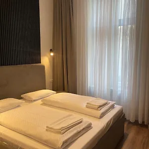 hotel-pension-uhland.find-berlin-hotels.com/